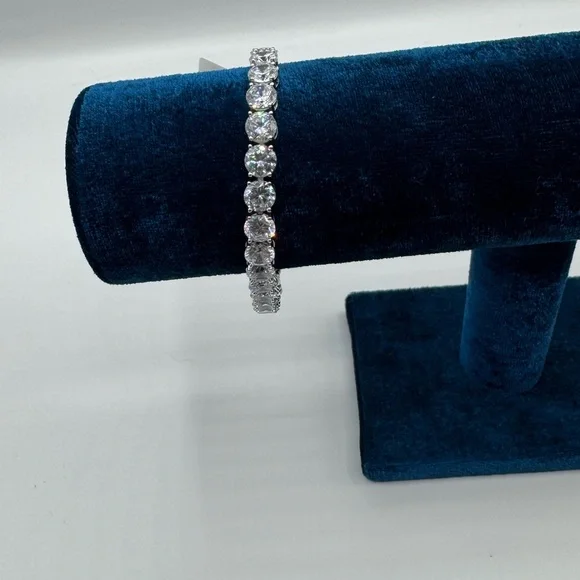 18k Tennis Bracelet - Picture 9 of 11